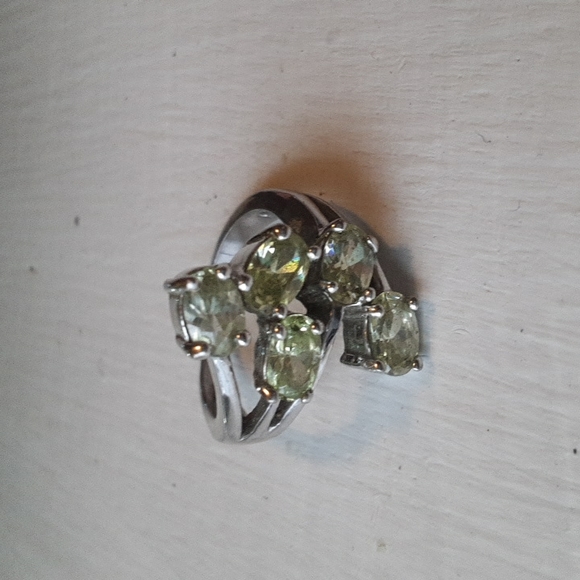 Green peridot ring size 6 in sterling silver - Picture 4 of 5